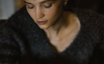 差がつくセーターの選び方「隠すよりも見せる」ギャップがあるデザイン