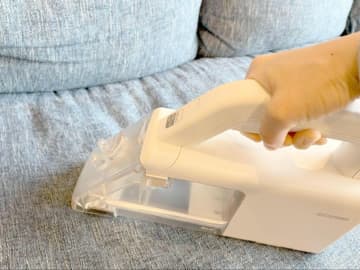 ソファから衝撃の汚水が…！アイリスオーヤマのリンサーで長年の汚れがごっそり落ちた