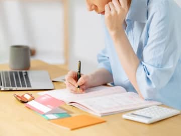 64歳で特別支給の老齢厚生年金を受給中。65歳になるともらえる年金額はどう変わる？