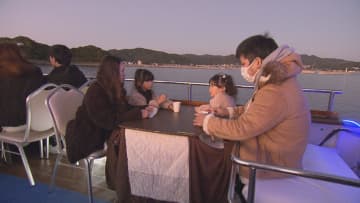 ベストシーズンの悩みを解消…温まりながら夕日を眺める船旅『こたつDEクルージング』冬鳥たちへのエサやり体験も