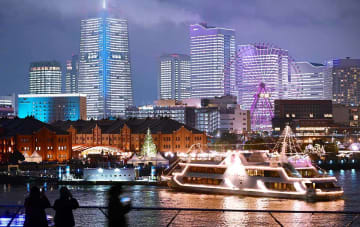 横浜・みなとみらいの高層ビル群が一斉点灯　イブのハマを彩る