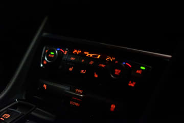 走行中の車を今すぐに止めるべき『危険なサイン』５選　乗り続けるべきではない理由とは