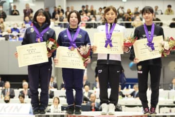 ＜レスリング＞【写真集】2025年天皇杯全日本選手権／表彰式（女子）・チャンピオン