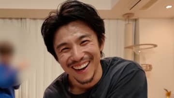 「奥様さすが」中尾明慶 自宅の広々リビングを雑巾がけ！大きな鏡付いた洗面台を大掃除も綺麗すぎて大焦り！？小6息子も登場「大人になってる」