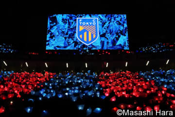 ｢凄い時代になったな｣FC東京と世界的ガールズグループがまさかのコラボ！ユニフォーム風シャツに｢めっちゃインテルマイアミww｣｢ユベントスみたい｣