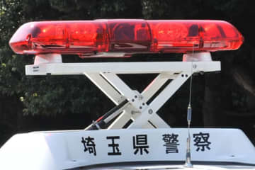 「頭から出血し、倒れる男性」　直線道路の端に倒れていた男性…病院に搬送され重傷　現場の状況からひき逃げ事件として捜査　「ドンという音を聞いた」との情報、車両のプラスチック片など見つかる