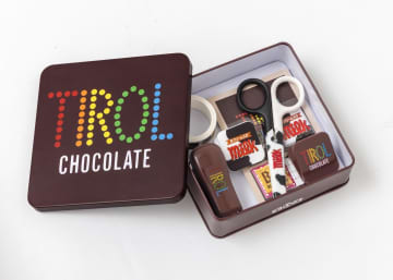 宝島社から「チロルチョコ」の文具セット発売。かわいい缶ケースに収納、全7点