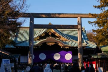 靖国神社、2026年三が日は開門時間延長。午の縁起物、刺繍/切り絵御朱印も登場