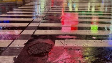 「どしゃ降りの雨の夜、信号待ちをしていた私。そこに女装の男性が近付いてきて...」（宮城県・40代）