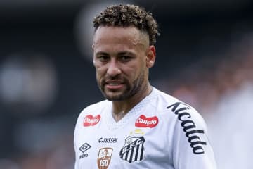 ネイマール、左膝手術成功で復帰は１か月後に！ ブラジルの「至宝」が熱望するW杯出場について名将ルシェンブルゴは「彼は招集される」と断言