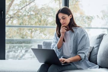 婚活中の30代女性です。友人に「同年代で“年収800万円以上”の相手を求めるのは厳しいよ」と言われました…都内で生活していくならこれくらい必要だと思うのですが、条件を変えたほうがいいでしょうか…？