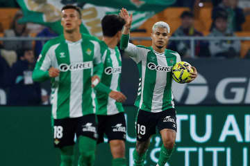 欧州スタジアムで「魔法のような瞬間」　降り注いだ“ぬいぐるみの雨”… クラブの取り組みに喝采