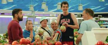 障がいのある若者たちのサマーキャンプに潜り込んだ逃走中の泥棒親子の運命は?『サムシング・エクストラ！やさしい泥棒のゆかいな逃避行』