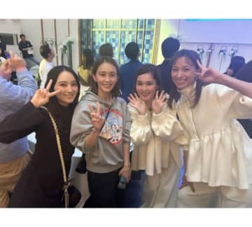 平野ノラ、高橋ユウとバブリージャージ双子コーデ