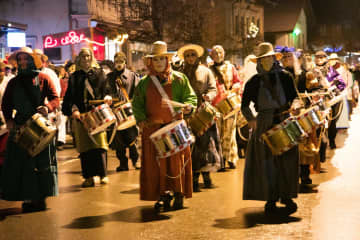 スイスの伝統行事　年の瀬を盛り上げる悪霊払い「ウーバーシッツ」