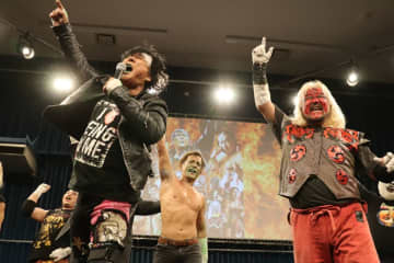 聖夜の板橋に有刺鉄線の雨！ 大仁田厚、NK興行初参戦で酒井をボード葬