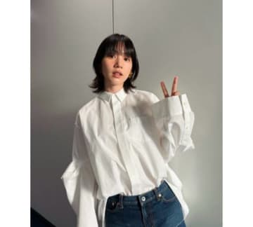 のん、モード全開白シャツ×美脚のぞくデニムスカートで御殿へ