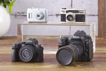 まるで本物！ ガシャポンのニコン「Z50II」「D850」はシャッターも押せるこだわりの逸品