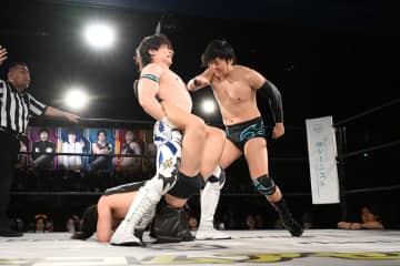 【DDT】To-y＆須見＆石田のD GENERATIONSが上野＆MAO＆樋口のDNA世代に善戦健闘も惜敗！　MAOが「DGC始まるけど、みんなで上を目指して頑張っていったら、DDTも盛り上がっていく！」とエール