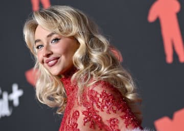 サブリナ・カーペンター、ファンへのサプライズとして「Such a Funny Way」リリック・ビデオ公開