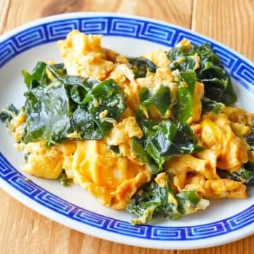 【わかめと卵の旨みを引き出す一皿】炒めるだけで完成する、香り豊かな節約おかず♡