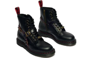 ドクターマーチン26年干支“午”モチーフのブーツ、ハーネス付きふさふさヘアオンレザーのアッパー