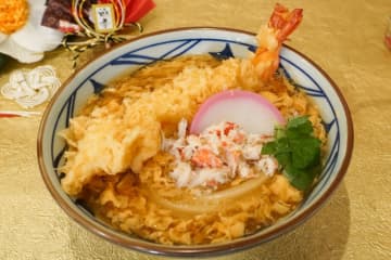 丸亀製麺「大海老天本ずわい蟹の玉子あんかけうどん」を期間限定で発売。縁起物の「年明けうどん」