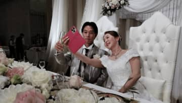 女子プロゴルファーの年下夫、挙式ショットを公開！幸せあふれる自撮りに祝福の声「おキレイです」「Happy Wedding」