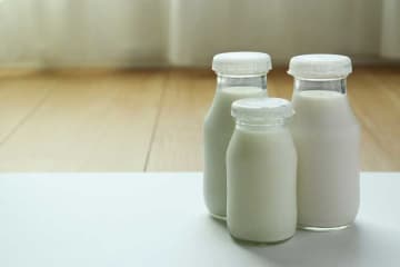 「年末年始に飲もう」　大手乳業メーカーの呼びかけに創業156年の異業種老舗店も反応　「最強コンビをおやつに取り入れて」