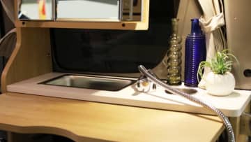 「軽とは思えない」チープさ排除でブッ刺さる、まるで走るタイニーハウス。普通に手の届く価格帯が嬉しい軽キャンパー。