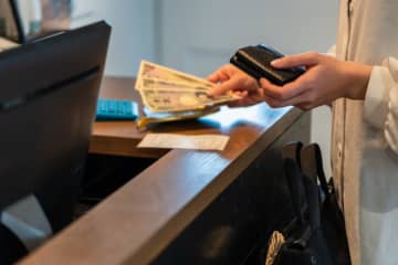 義実家への帰省中、親戚一同の食事代は我が家負担に…「長男」だから仕方ないの？