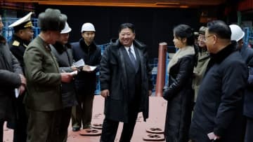 金正恩総書記が8700t級原子力潜水艦を視察…“建造中”船体の写真公開　北朝鮮メディア　「国防5カ年計画」最後の年で開発急いでいるか