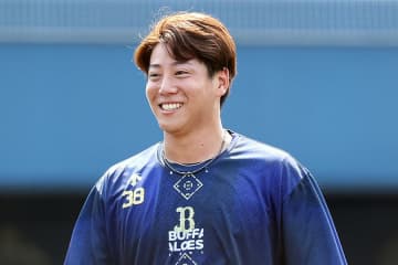 白ドレスの美人妻とハグ…実った遠距離恋愛　オリ23歳の“覚悟”「支えあえる夫婦に」