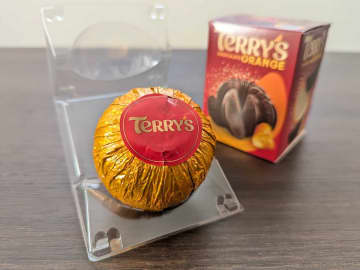「叩きつけて食べる」って本当？カルディの「テリーズ チョコレートオレンジ」が楽しすぎる