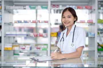 高校生の娘は薬剤師を目指して、私立の「薬学部」に進学を希望しています。これまで貯めてきた「児童手当」の金額だけで学費は賄えるでしょうか？