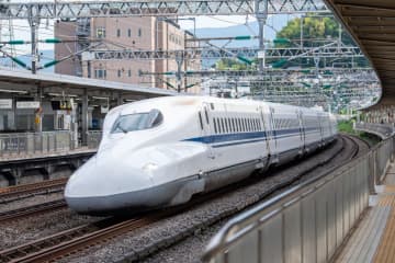 年末年始「のぞみ」は“全席指定・繁忙期料金”がかかるそう…家族4人で「東京→広島」に帰省しますが“ガソリン・高速代”を含めても「車のほうが得」でしょうか？