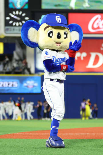 【中日】サンタコスチュームのドアラが契約更改　来季目標聞かれギャグ回答、チームスローガンの「ドラあげ」もじって…　一昨年は大谷翔平もネタに