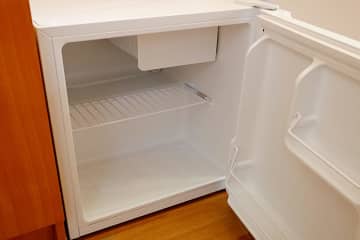 ホテルで「冷蔵庫の水」を飲もうとしたら、夫に「有料だからもったいない」と止められた！“水くらいタダが普通”と思っていたのですが、「高いホテル」は有料なのでしょうか？