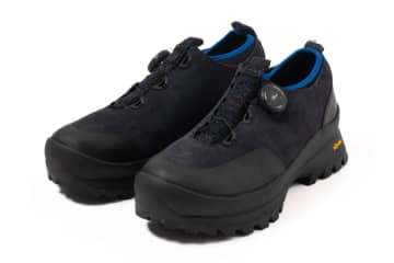 ブルーブルージャパン限定スニーカー、着脱容易なフリーロックシステム搭載 - 日本発・ピージーとコラボ