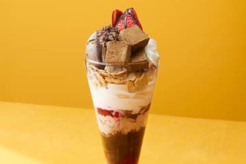 ナナズグリーンティー26年バレンタイン「ほうじ茶ショコラベリーパフェ」生チョコや国産いちご入り