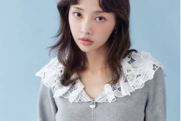 スナイデル26年新春ウェア、“花柄レース”の襟付きセットアップ＆リボン揺れるフレアニットワンピ