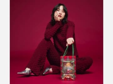 のん、X'masの贈り物のような最新ショット公開