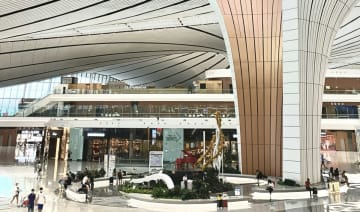 北京大興国際空港の案内表示が「くどくどしい」と話題―中国