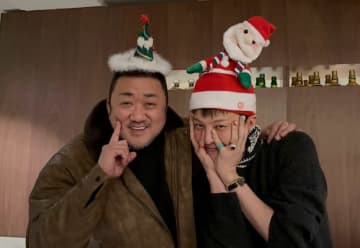 マ・ドンソク、G-DRAGONとクリスマス記念ショット！サンタの帽子＆ボクシングポーズが話題に