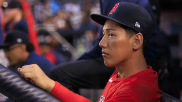 室伏広治氏に両足つかまれた吉田正尚　腕プルプル、顔紅潮で超ハード…　上半身バネに全身高く持ち上げる驚異的なトレーニング実施