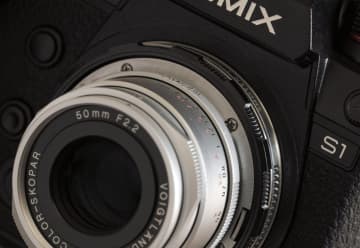 私はこれを買いました！：11カ月使って分かった、数値では測れない光学性能　Voigtlander COLOR-SKOPAR 50mm F2.2 VM（豊田慶記）