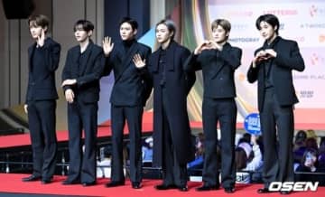 【PHOTO】RIIZE「2025 SBS歌謡大典」レッドカーペットに登場
