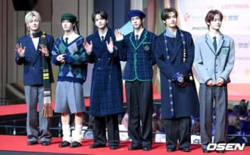 【PHOTO】TWS「2025 SBS歌謡大典」レッドカーペットに登場