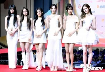 【PHOTO】izna「2025 SBS歌謡大典」レッドカーペットに登場