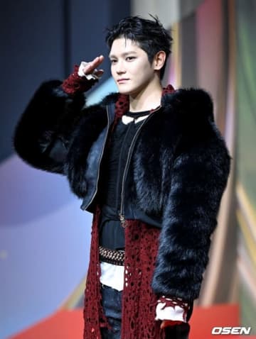 【PHOTO】NCT テヨン、敬礼ポーズで挨拶！除隊後初のステージ「2025 SBS歌謡大典」レッドカーペットに登場